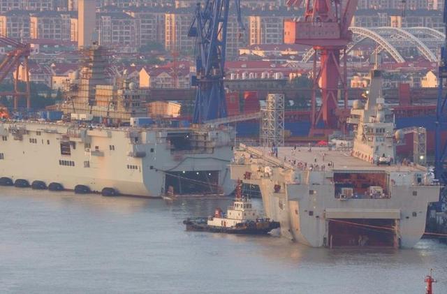 13点30分，我国075两栖攻击舰离开沪东造船厂码头，开展首次海试