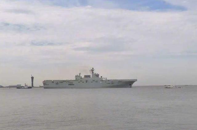 13点30分，我国075两栖攻击舰离开沪东造船厂码头，开展首次海试