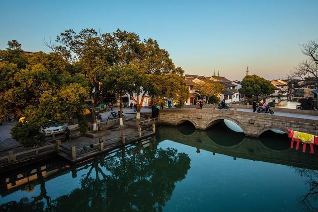 江苏吴江这座古镇，被誉为"小威尼斯"，以"小桥、流水、人家"著称