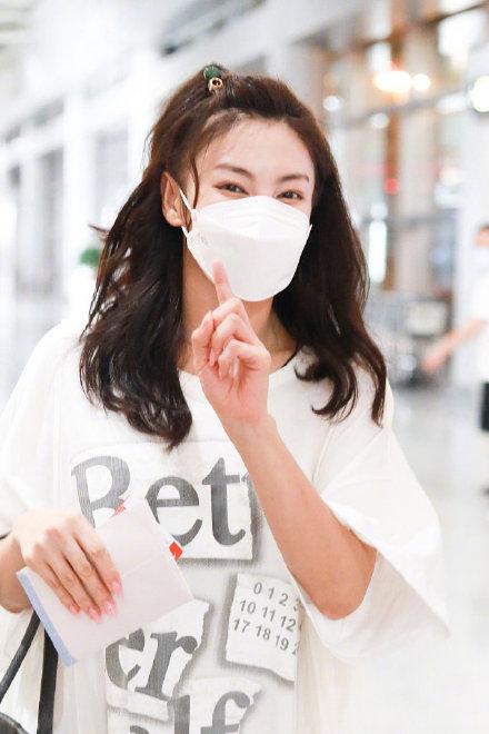 张雨绮为啥能走红？看完她机场造型就明白，穿白T恤简约又高级