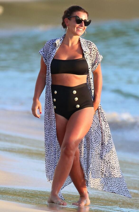 女星科林·鲁尼现身巴巴多斯海滩，她有着迷人的韵味