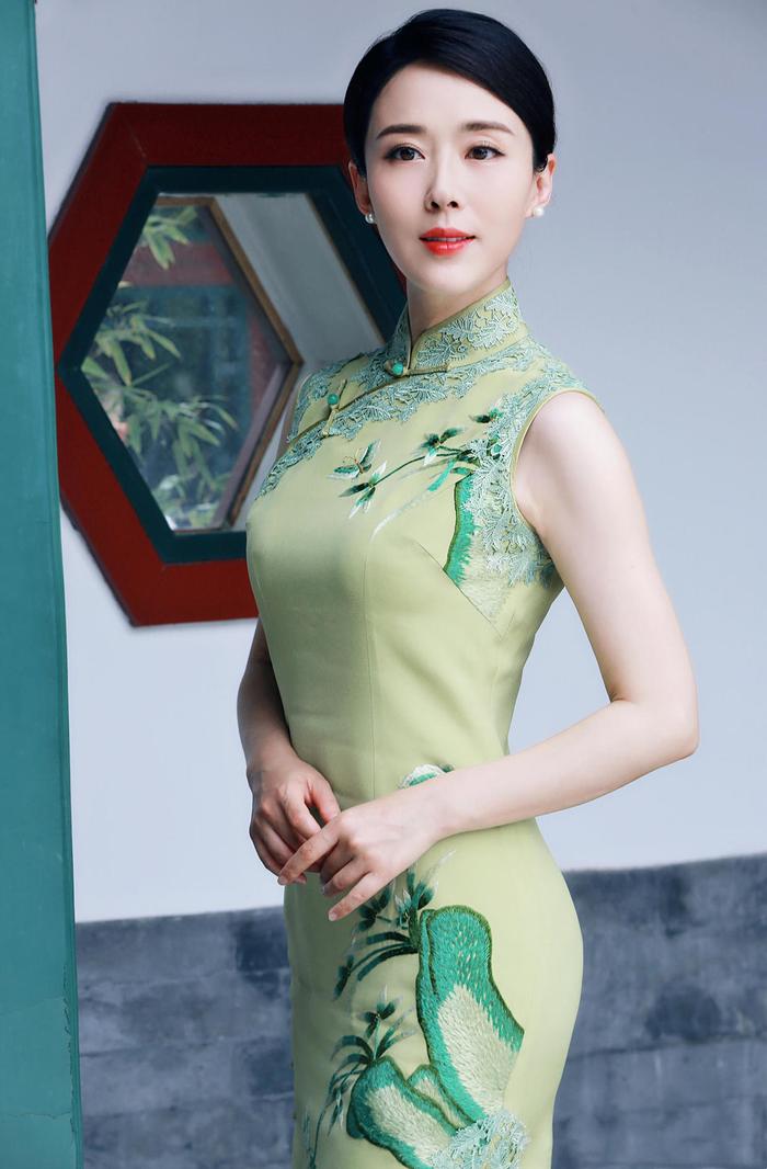 颜丹晨旗袍造型风情万种，穿淡绿色刺绣旗袍清新素雅，气质温婉