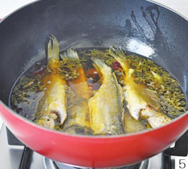 用这种菜烧小黄鱼，鱼肉嫩滑，酸爽开胃，比红烧的还好吃，试试看