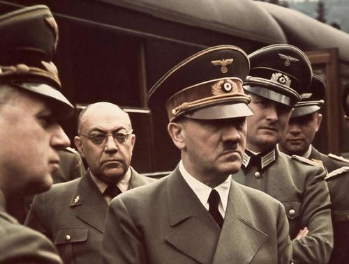 拜希特勒所赐，德国到战争结束都没能建起一个统一有效的指挥体制
