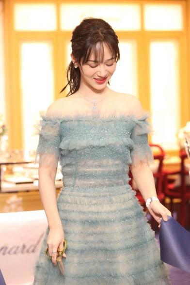 杨紫的蓝裙造型真挺嫩的，公主仪态很优雅，但刘海看着好似出油了