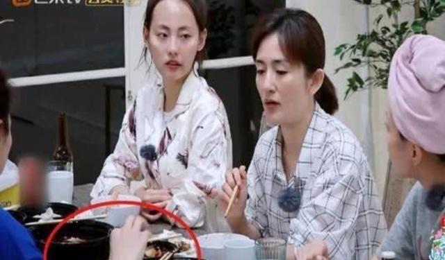 当袁咏仪为晚餐准备公共筷子时，张嘉倪不使用自己的筷子