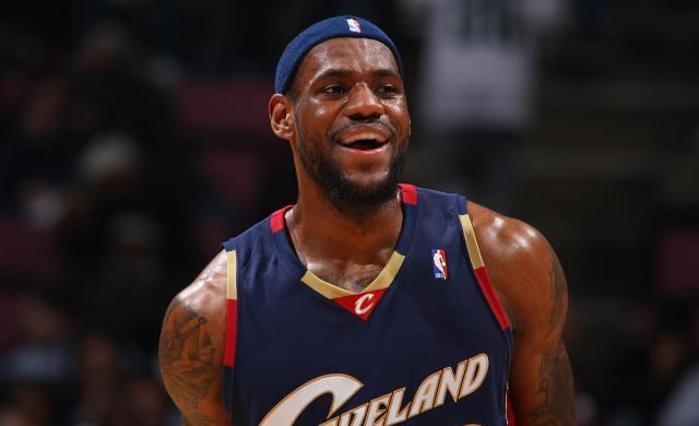 詹姆斯转会快船震惊全联盟球迷热议新赛季走向