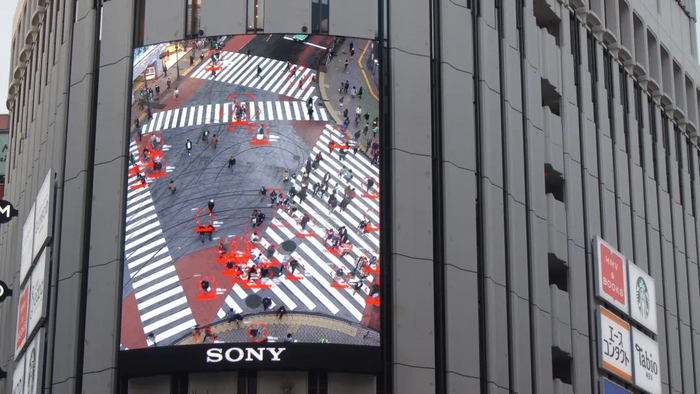 △ 向左滑动查看更多图片索尼通过高清摄像机捕捉行人动作并实时投放在大屏幕上,以此为基础制作的一系列互动视频。图片来源 | koen-dori.com