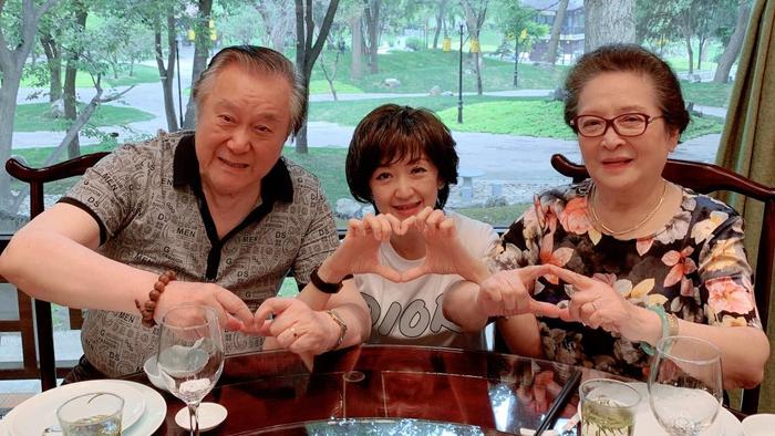 2018年,任桂珍夫妇和女儿饶蕾 受访者提供