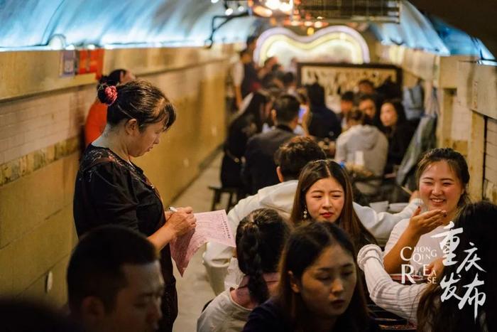 老字号洞亭火锅店内 邹乐 摄