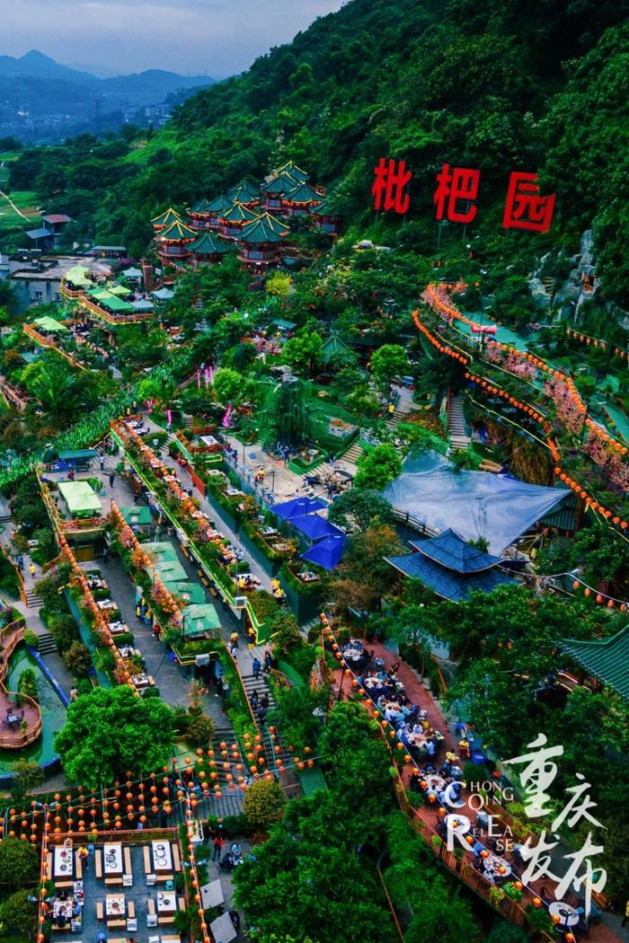 南山枇杷园火锅依山而建 邹乐 摄