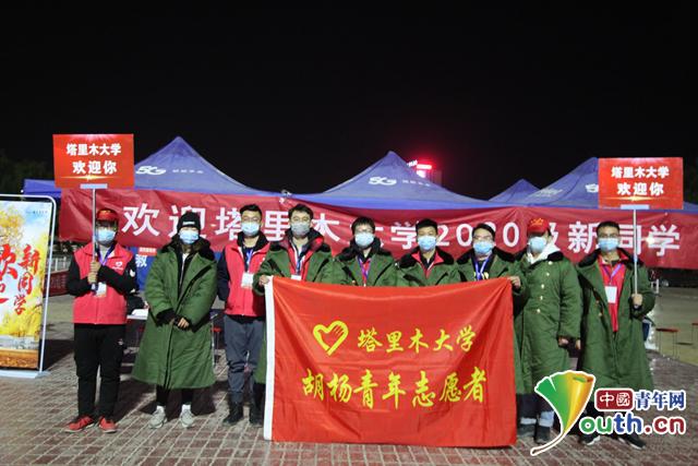 吃泡面充饥的学生志愿者。通讯员 郎平 供图