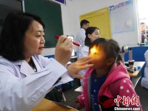 资料图:医生为孩子检查视力。潘佳 摄