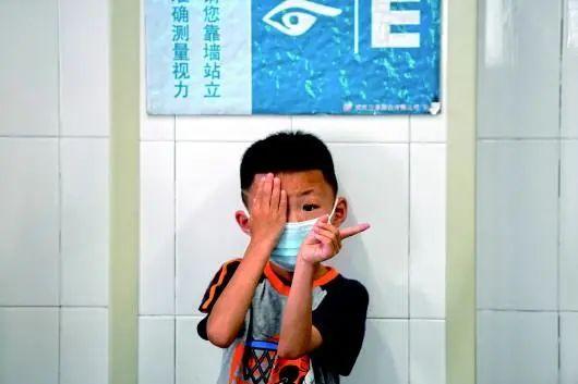 6月6日,一位小朋友在接受视力检测。来源:新华社 记者陈泽国 摄