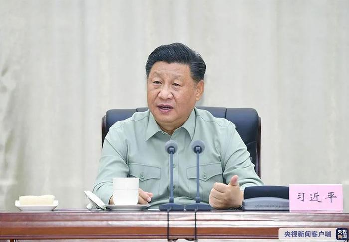 习近平在视察海军陆战队时10月13日上午,中共中央总书记、国家主席、中央军委主席习近平视察海军陆战队。这是习近平在听取汇报后发表重要讲话。解放军报记者 冯凯旋 摄