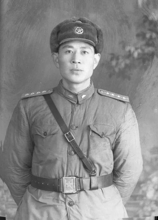 ▲李昌言年轻时军装照(受访者供图)