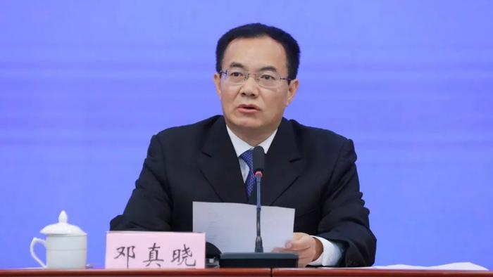 发布人:第五届安徽省民间杂技艺术节组委会主任、阜阳市委常委、临泉县委书记 邓真晓(程宇凡 摄)
