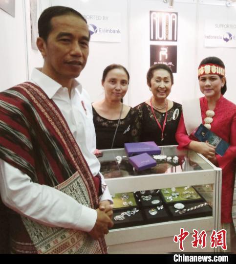 图为印尼总统佐科夫妇参观巴厘岛露娜珠宝博物馆。叶露 供图