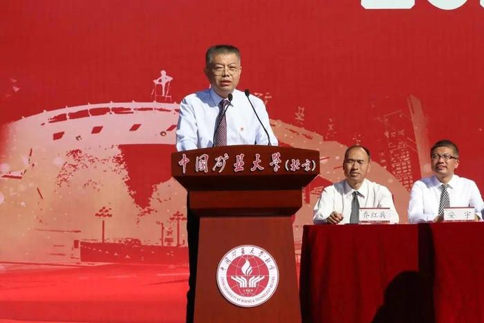 爸爸李前作为新生家长代表和校友在开学典礼上发言。图自中国矿业大学(北京)官方微信