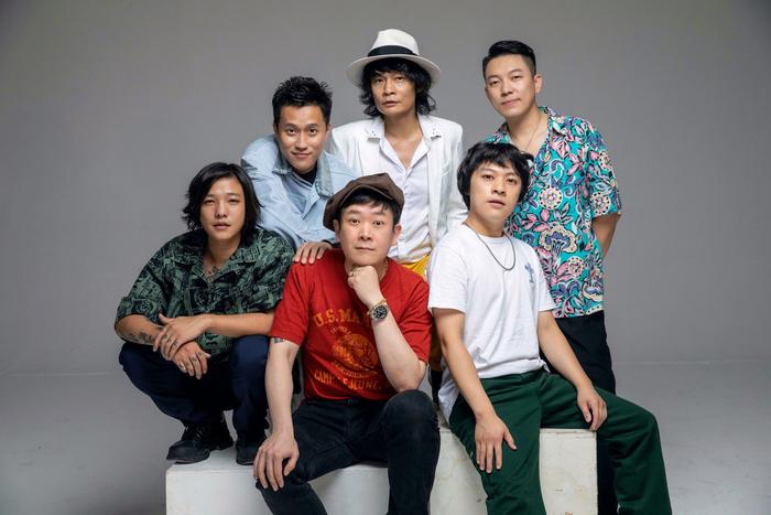 Joyside乐队,主唱边远(后排中)、贝斯刘昊(前排中)、吉他刘虹位(后左)、鼓手关铮(前左),最右为新成员明垚(右上)陆成(右下)。乐队供图