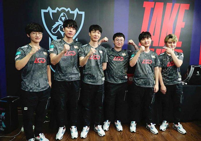 LGD战队合影