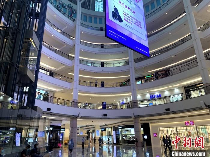 图为吉隆坡著名的阳光商场内部分商铺复业。 中新社记者 陈悦 摄