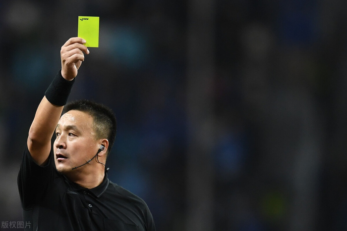 裁判争议判罚再起波澜VAR技术使用成焦点球迷热议公平性足坛高层或将召开会议讨论规则调整方案