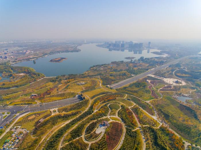 航拍郑州北龙湖湿地公园：秋意尚未走远，树木染黄润红，初冬景色美如画卷