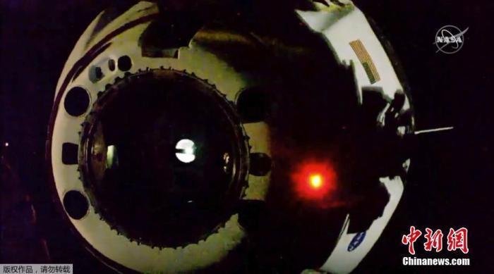 资料图:当地时间2020年8月1日,SpaceX首次载人试飞开始最后一阶段任务--返回地球。图为“龙”飞船与国际空间站分离。