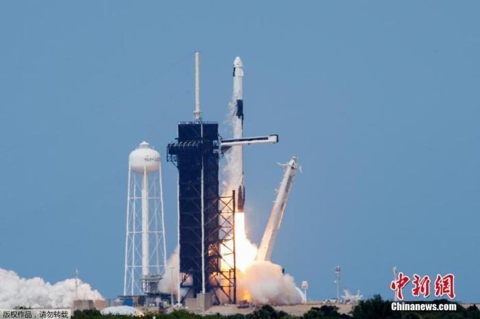 资料图:当地时间5月30日,SpaceX“龙”飞船进行首次载人试飞发射。