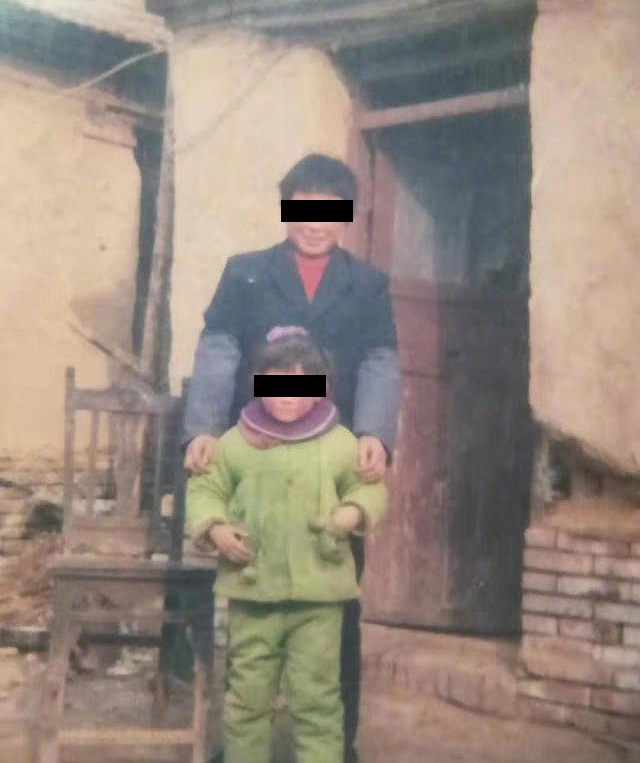 方某洋童年时与母亲的合影。受访人供图