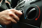 汽车空调不凉是该充氟了吗？多久充一次氟？