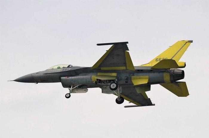 正在试飞的改进型F-16V战机,不少部件进行了更换。