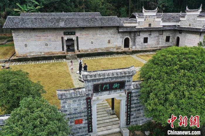 陈家大屋分凤竹堂、新屋里、官厅三部分,其中凤竹堂由陈宝箴祖父陈克绳初建于清乾隆五十七年即1792年,新屋里和官厅为光绪年间陈宝箴中举后修建。 刘占昆 摄
