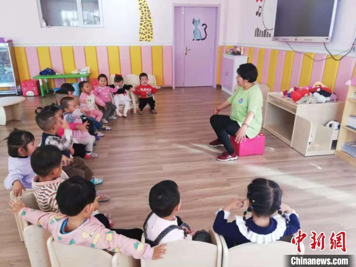 图为教师给孩子们上课做游戏。 吴婷婷 摄