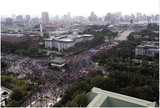 ▲岛内“秋斗”游行下午在凯道集结登场,台湾民众身穿黑衣反对民进党当局开放含瘦肉精美猪。图自联合新闻网