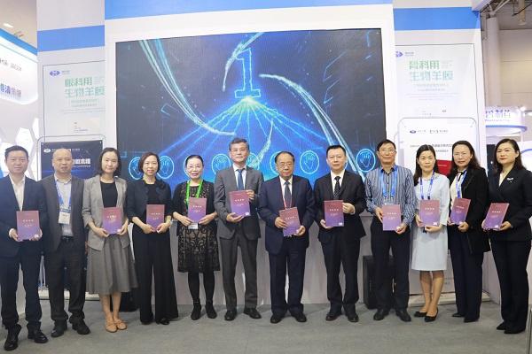 图说:翼状胬肉手术专著《翼状胬肉》问世 采访对象供图