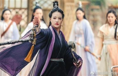 当年饰演周芷若的周海媚,在新版中出演了灭绝师太