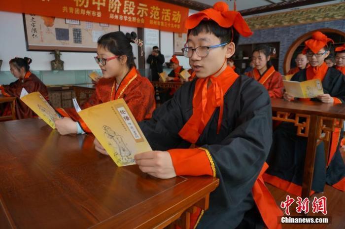 资料图:身着古典汉服,在古色古香的教室中诵读《论语》,郑州市第三十九中学的学生们迎来别样的开学第一课。当天,该校师生以“论语今读”为主题,或诵读、或讨论,借用孔子智慧,为现实学习、生活出谋划策,共同上了一堂传统文化教育课。 韩章云 摄