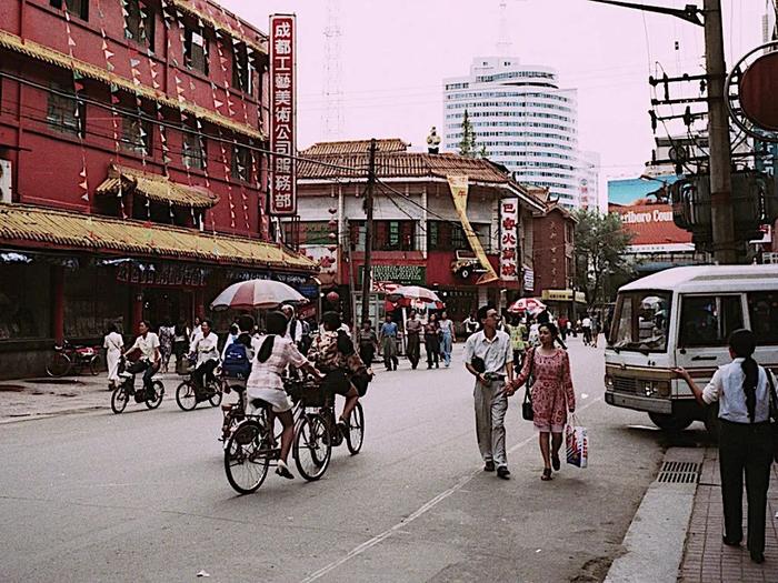 ▲上世纪90年代的成都街景