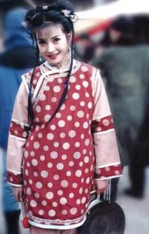 电视剧《还珠格格》截图,小燕子穿着棉服