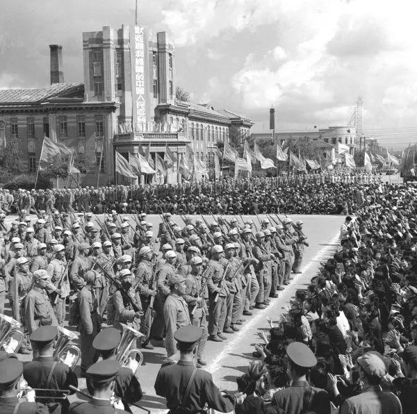 ▲1954年9月20日,中国人民政治协商会议全国委员会、中国人民抗美援朝总会在安东市(今辽宁省丹东市)举行大会,欢迎中国人民志愿军归国部队。(蔡忠植 摄)