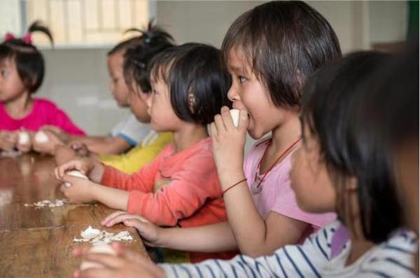 图说:孩子们正在食用鸡蛋。