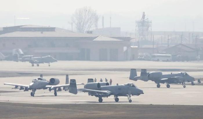 ▲资料图片:美军战机准备从韩国乌山空军基地起飞。(新华社/路透)
