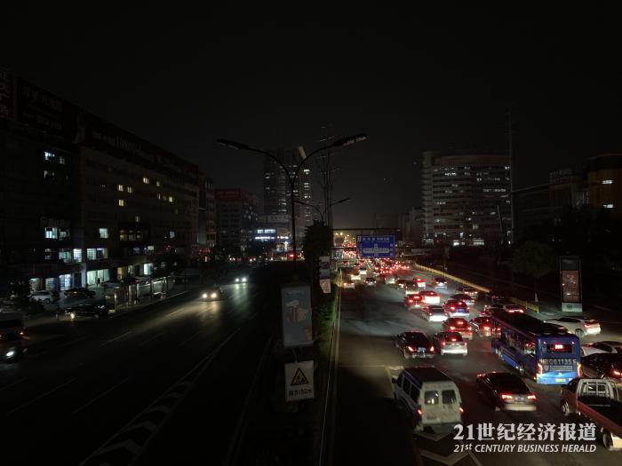 图/路灯熄灭的稠州北路 曹恩惠/摄