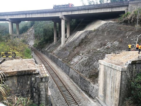 上跨湘桂线K437+650红砂坳桥拆除后