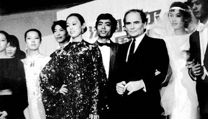 1981年,皮尔·卡丹在北京饭店举办的时装表演,他左边是宋怀桂。