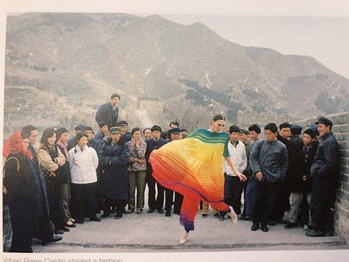 1979年,法国模特Maryse Gaspard穿着皮尔·卡丹的长裙在长城上起舞。