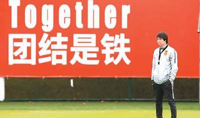 中国男足国家队主帅李铁观看球员训练。 新华社记者 孟鼎博摄