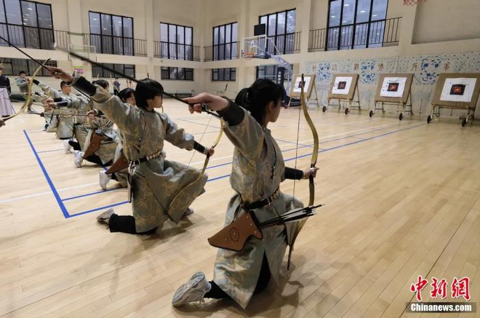 图为同学们上射箭课。